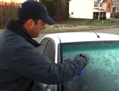 Αυτό είναι το κόλπο για να φύγει ο πάγος στο παρμπρίζ του αυτοκινήτου (βίντεο)